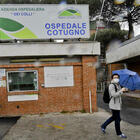Coronavirus in Campania, ospedali pieni: esauriti i posti letto Covid, partono le riconversioni