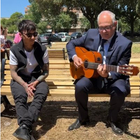 Ultimo, a San Basilio un parco a suo nome. Il duetto con il sindaco Gualtieri alla chitarra: «Questo è il suo "Altrove"»