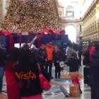 Turisti in coda per il selfie con l'albero di Swarovski a Milano