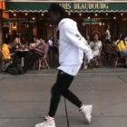 Il Moonwalk di Michael Jackson rivisitato da questo artista di strada