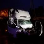 Poche ore e furgone contro camion: l'autista perde entrambe le gambe