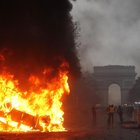 Gilet gialli, guerriglia a Parigi, palazzo dato alle fiamme: 92 feriti