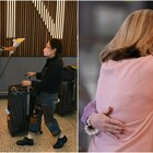 L'Australia riapre i confini dopo 600 giorni: fiori, lacrime e abbracci in aeroporto