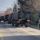 Bergamo, camion militari portano via altri 70 feretri. Il drammatico corteo si ripete