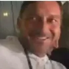 Francesco Totti con Noemi Bocchi al concerto di Eros Ramazzotti a Roma, i vicini di posto irritati: «Il telefono sempre in mano, almeno tienilo basso...»