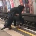 Gb, scazzottata tra ubriachi sulla banchina della metropolitana: un uomo finisce sui binari, salvato in extremis