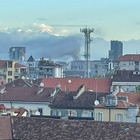 Torino, capannone in fiamme: fumo e puzza di plastica bruciata in tutta la città