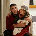 Terremoto Turchia, in Siria la bimba estratta in pigiama dalle macerie che commuove il mondo