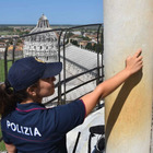 La Torre di Pisa come il Colosseo, lo sfregio di una turista francese: ha inciso un cuore e le iniziali