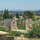 Ladri disseppelliscono bara al cimitero per rubare 5 kg di gioielli sepolti con la salma. Il furto a Roma