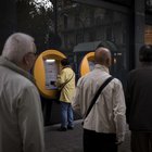 Per protesta i cittadini ritirano 155 euro dai bancomat