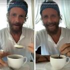 Jovanotti beve il caffè col burro: «A me piace, i gusti sono gusti». Ma il video su TikTok non convince i fan
