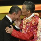 Sanremo 2021, Fiorello (cappa e rossetto) bacia Amadeus e prende in giro Achille Lauro