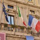 Bandiera francese a mezz'asta in Comune a Milano per la...