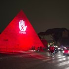 La Piramide Cestia illuminata di rosso per la giornata mondiale contro l'Aids