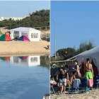 Puglia, in spiaggia con la tenda “abusiva” da 30 metri quadri: la foto finisce sui social, scattano sgombero e maxi multa