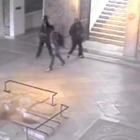 â¢ I terroristi entrano nel museo:â Ecco il video inedito dell'irruzione