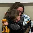 Bimbo di tre anni rapito dal padre ritrova la mamma: il video dell'abbraccio commuove il mondo