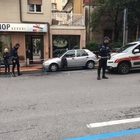 Commesse aggredite da due rumeni: poliziotto interviene, preso a bottigliate in testa