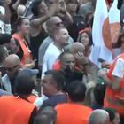 Roma, gilet arancioni in piazza del Popolo. Slogan contro Mattarella, Pappalardo: «Mascherine? Il virus ha paura di me»