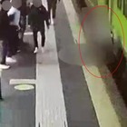 Ragazzino di 15 anni spinto sotto al treno da due coetanei: la drammatica sequenza nelle immagini delle telecamere