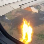 L’aereo colpisce un uccello in volo e il motore prende fuoco
