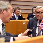 Juncker a Farage: cosa ci fa lei qui a Bruxelles?