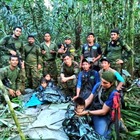 Quattro bambini ritrovati vivi dopo un incidente aereo: sopravvissuti 40 giorni nella giungla, la mamma è morta