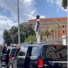 Travis Scott a Roma resta 'incastrato' nel traffico: e lui scende dall'auto (blindata) e sale sul tetto VIDEO
