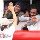 Migranti, iniziato lo sbarco a Messina dei 182 profughi della Ocean Viking