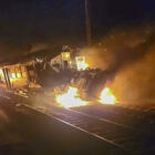 Treno regionale travolge camion sui binari a Corigliano Rossano, mezzi prendono fuoco: morti il conducente e la capotreno