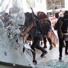 Messico, 300 donne in piazza contro la polizia per due presunti casi di stupro