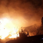 Incendio al Prenestino, quattro capannoni avvolti dalle fiamme: un morto