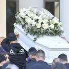 Desirée, una folla ai funerali: l'addio tra le rose bianche alla 16enne violentata e uccisa