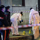 Torino, carabiniere ferito a coltellate mentre sventa un colpo in farmacia. I rapinatori hanno 18 e 16 anni