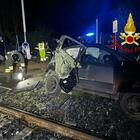 Incidente choc al passaggio a livello, l'auto distrutta da un treno: «Occupava i binari». Cos'è successo