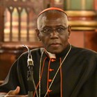 Cardinale Sarah alza la voce, i preti dovrebbero poter assistere i moribondi