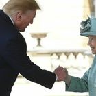 Trump e la strana stretta di mano a Elisabetta: la regina reagisce così