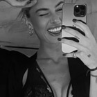 Sophie Codegoni, selfie sexy allo specchio e coccole sul lettone con la sua Celine