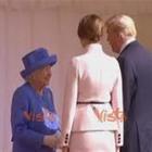 Melania Trump in completo bianco viene ricevuta con Trump dalla Regina Elisabetta