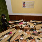 Napoli, la città arsenale dei clan: 400 armi da guerra sequestrate in un anno