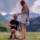 La proposta di matrimonio (filmata col cellulare) finisce male: «Rovinata da una capra». Cos'è successo