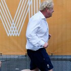 Boris Johnson corre in camicia, l'improbabile outfit sportivo del premier britannico
