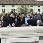 Alessandra Zorzin, in centinaia al funerale della giovane mamma: margherite colorate e dediche sulla bara