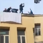 Napoli, folto gruppo di operai sul tetto del Cardelli per protestare