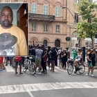 Omicidio Civitanova, la polizia: «Ucciso a mani nude». L'ira dei nigeriani in piazza: «Perché nessuno li ha divisi?». Insulti agli italiani