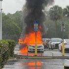 Mamma lascia i figli piccoli nel parcheggio e va a rubare: l'auto prende fuoco, bimba ustionata in viso