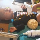 Bambino di 17 mesi con una misteriosa malattia: il suo corpo non cresce, ma gli organi interni sì