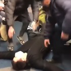 Sviene in metro e finge un attacco: «Scappate, ha il coronavirus». Arrestato uno youtuber VIDEO