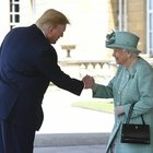 L'insolito saluto tra Donald Trump e la regina Elisabetta
